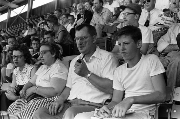 Madison Newspaper carriers' Braves outing